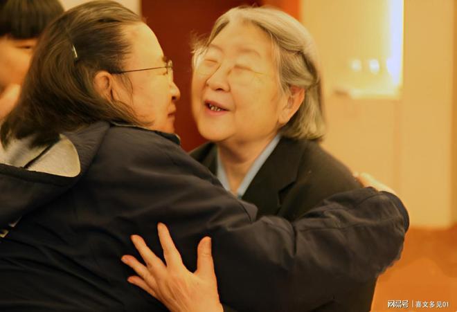 影她俩一见面就拥抱真是姐妹情深啊开元棋牌